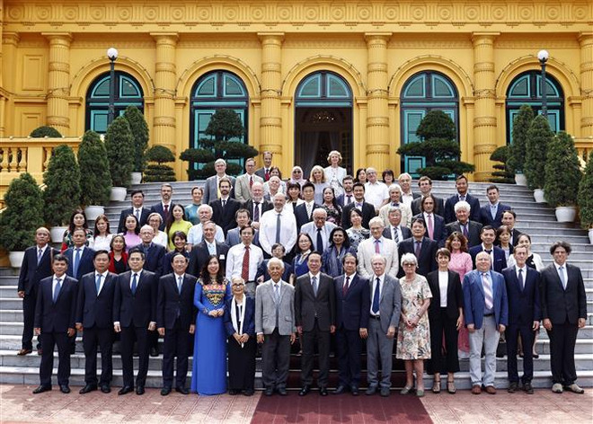 Le président Vo Van Thuong rencontre des scientifiques étrangers et vietnamiens ảnh 2 Le président Vo Van Thuong rencontre des scientifiques étrangers et vietnamiens ảnh 2