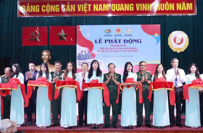 Lancement d’un programme de cahiers pour les élèves issus de groupes ethniques ảnh 1