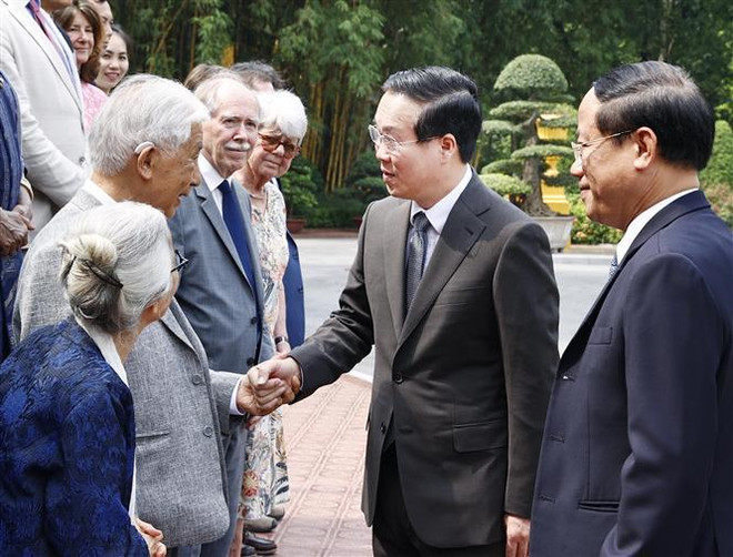 Le président Vo Van Thuong rencontre des scientifiques étrangers et vietnamiens ảnh 1 Le président Vo Van Thuong rencontre des scientifiques étrangers et vietnamiens ảnh 1