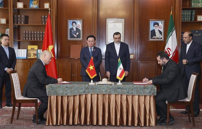 Le président de l’AN termine avec succès ses visites officielles en Indonésie et Iran et sa participation à l’AIPA-44 ảnh 3 Le président de l’AN termine avec succès ses visites officielles en Indonésie et Iran et sa participation à l’AIPA-44 ảnh 3