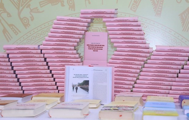 Le livre sur la stratégie de défense du SG du Parti affirme le leadership global du Parti sur l'armée vietnamienne ảnh 1