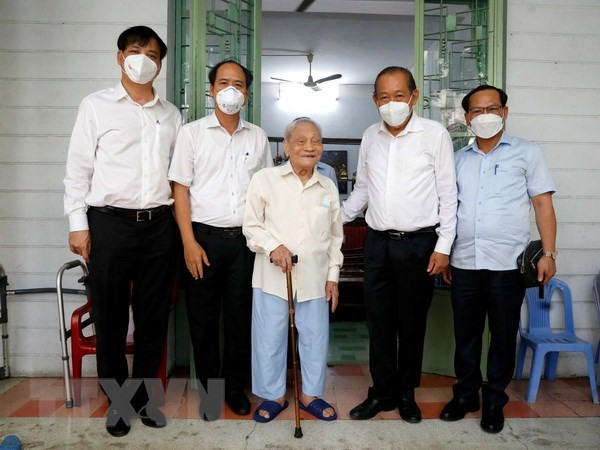 Le vice-PM Truong Hoa Binh visite des mères héroïnes et contributeurs de la révolution ảnh 1 Le vice-PM Truong Hoa Binh visite des mères héroïnes et contributeurs de la révolution ảnh 1