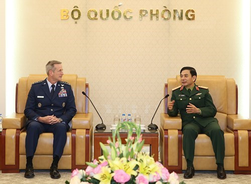 Le chef d'état-major général reçoit commandant des forces aériennes américaines du Pacifique ảnh 1 Le chef d'état-major général reçoit commandant des forces aériennes américaines du Pacifique ảnh 1