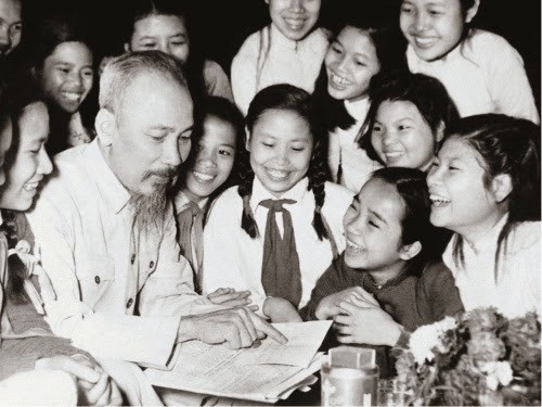 Exposition en hommage au 131e anniversaire de la naissance du Président Ho Chi Minh ảnh 1