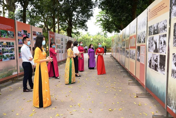 Exposition en hommage au 131e anniversaire de la naissance du Président Ho Chi Minh ảnh 2 Exposition en hommage au 131e anniversaire de la naissance du Président Ho Chi Minh ảnh 2