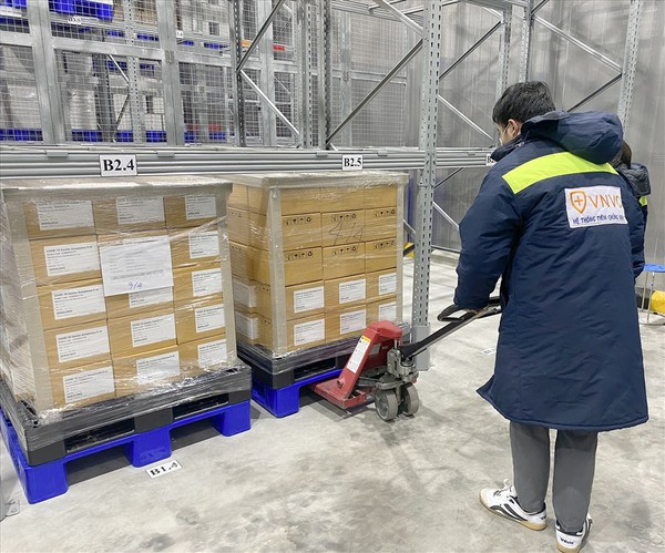 Plus de 1,2 million de doses du vaccin d’AstraZeneca sont arrivées au Vietnam ảnh 2