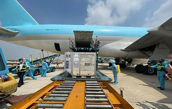 Plus de 1,2 million de doses du vaccin d’AstraZeneca sont arrivées au Vietnam ảnh 1