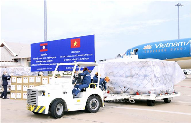 Un journal lao salue le soutien du Vietnam au Laos dans sa lutte anti-COVID-19 ảnh 1 Un journal lao salue le soutien du Vietnam au Laos dans sa lutte anti-COVID-19 ảnh 1