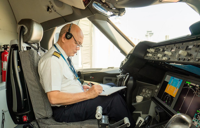 Nguyen Dinh Dang, un pilote vétéran avec 50 ans d'attachement au ciel ảnh 1