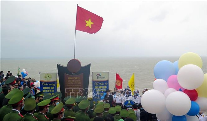 Cérémonie de salut au drapeau national et d’accueil des premiers touristes de 2021 à l’extrême-Est ảnh 1 Cérémonie de salut au drapeau national et d’accueil des premiers touristes de 2021 à l’extrême-Est ảnh 1