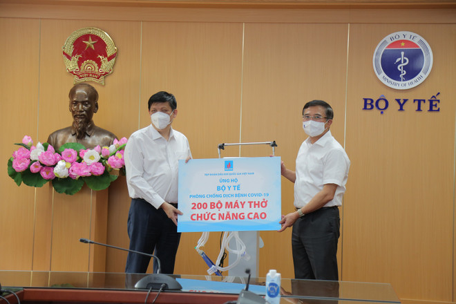 PetroVietnam fait don de 200 ventilateurs pour soutenir la lutte contre le COVID-19. ảnh 2 PetroVietnam fait don de 200 ventilateurs pour soutenir la lutte contre le COVID-19. ảnh 2
