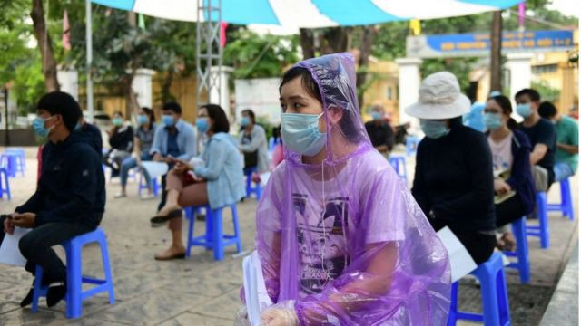 COVID-19: Hanoï effectue des tests de dépistage PCR sur treize groupes à risque élevé ảnh 1