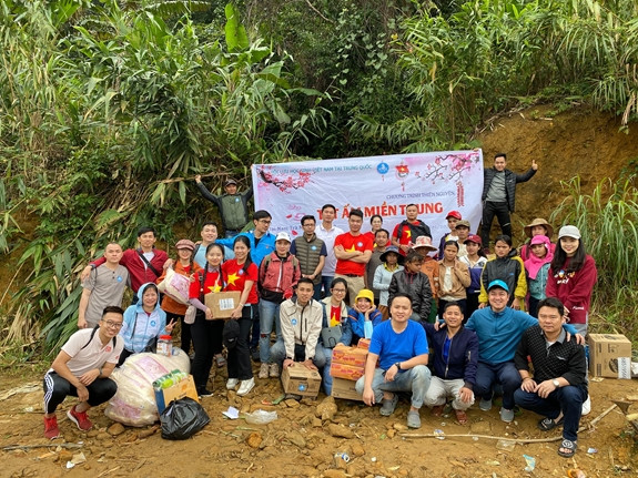 Remise des cadeaux aux élèves de la province de Quang Nam ảnh 1 Remise des cadeaux aux élèves de la province de Quang Nam ảnh 1