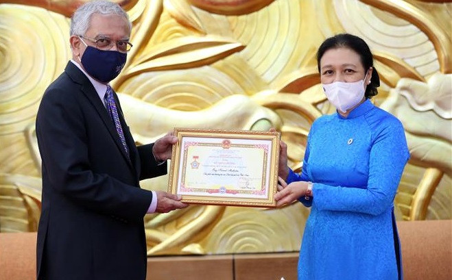 L’insigne « Pour la paix, l’amitié entre les nations » au Coordonnateur résident de l'ONU au Vietnam ảnh 1 L’insigne « Pour la paix, l’amitié entre les nations » au Coordonnateur résident de l'ONU au Vietnam ảnh 1