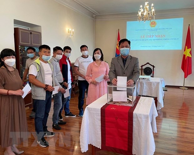 La communauté vietnamienne en Mongolie fait des dons pour soutenir la lutte contre le COVID-19 ảnh 1 La communauté vietnamienne en Mongolie fait des dons pour soutenir la lutte contre le COVID-19 ảnh 1