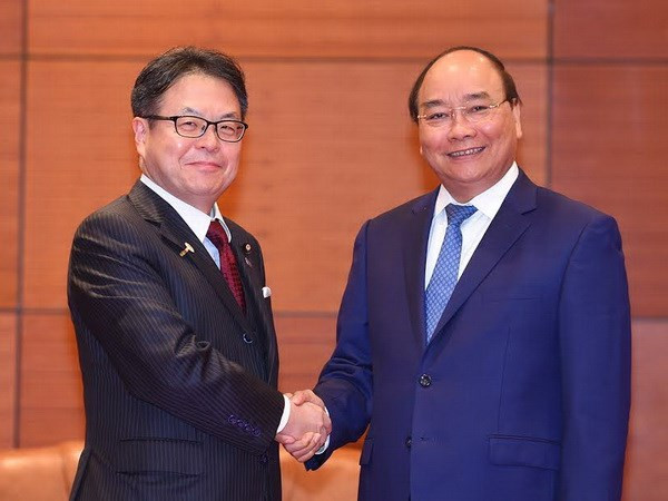 Le Premier ministre Nguyên Xuân Phuc reçoit le ministre japonais du Commerce ảnh 1 Le Premier ministre Nguyên Xuân Phuc reçoit le ministre japonais du Commerce ảnh 1