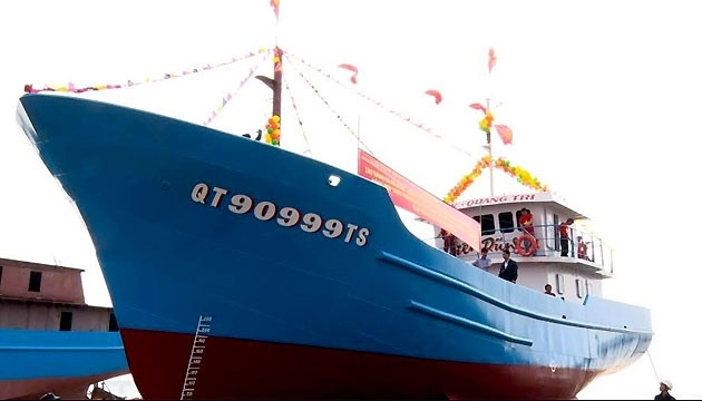 Quang Tri : mise à l’eau du premier bateau de pêche en acier ảnh 1