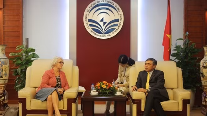 Coopération resserrée entre les Postes vietnamienne et française ảnh 1