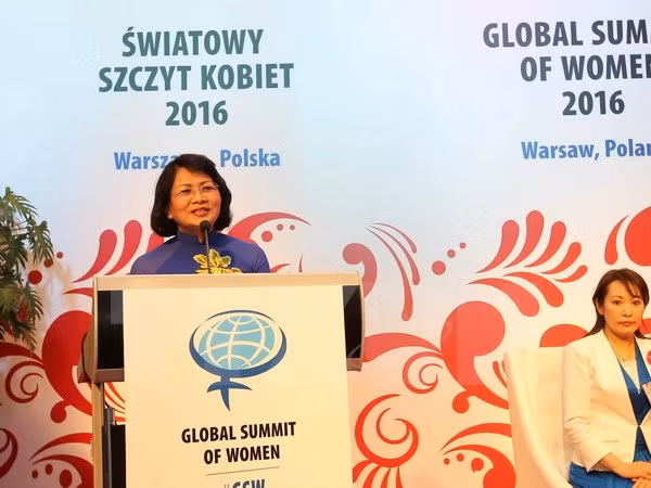 Clôture du 26e Sommet mondial des femmes ảnh 1