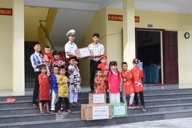 Truong Sa: visite des habitants et militaires à l’approche du Têt ảnh 1