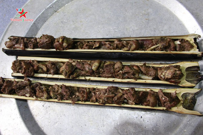 Du canard grillé dans un tube de bambou, une spécialité thaï ảnh 1 Du canard grillé dans un tube de bambou, une spécialité thaï ảnh 1