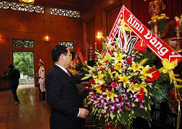 Le vice-Premier ministre Vuong Dinh Huê rend hommage au Président Hô Chi Minh ảnh 1 Le vice-Premier ministre Vuong Dinh Huê rend hommage au Président Hô Chi Minh ảnh 1