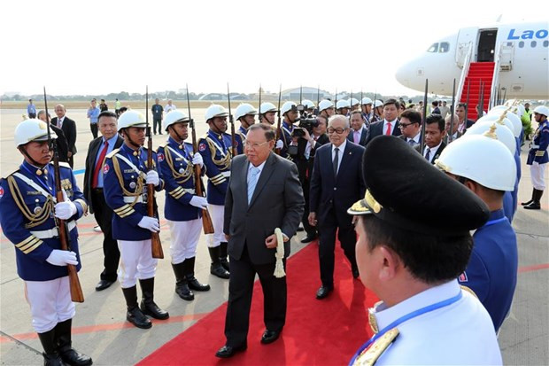Le secrétaire général du PPRL et président du Laos entame une visite d'Etat au Cambodge ảnh 1