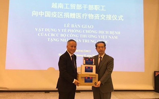 Le Vietnam fait don d'appareils médicaux au peuple chinois ảnh 1 Le Vietnam fait don d'appareils médicaux au peuple chinois ảnh 1