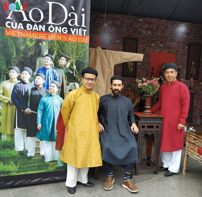 L’ao dai pour homme remis au goût du jour ảnh 2 L’ao dai pour homme remis au goût du jour ảnh 2