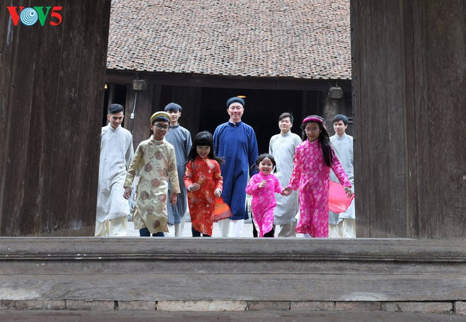 L’ao dai pour homme remis au goût du jour ảnh 3 L’ao dai pour homme remis au goût du jour ảnh 3