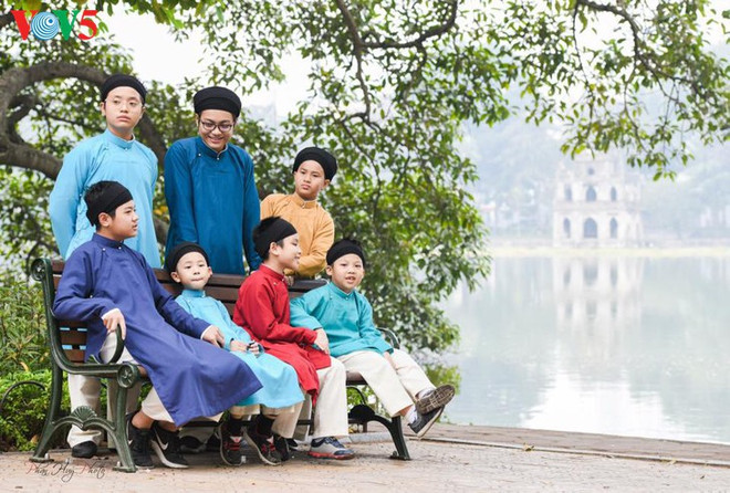 L’ao dai pour homme remis au goût du jour ảnh 6 L’ao dai pour homme remis au goût du jour ảnh 6
