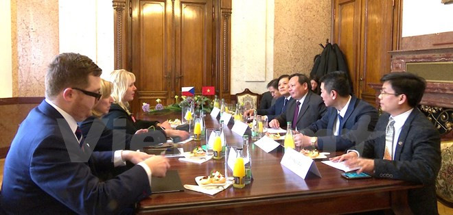 Une ligne aérienne directe Hanoi-Prague en 2017 ảnh 1 Une ligne aérienne directe Hanoi-Prague en 2017 ảnh 1