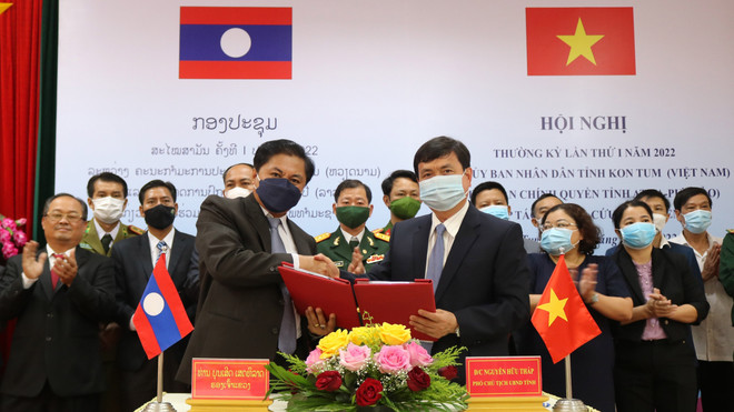 Kon Tum et Attapeu (Laos) renforcent la coopération dans la lutte contre la catastrophe naturelle ảnh 1