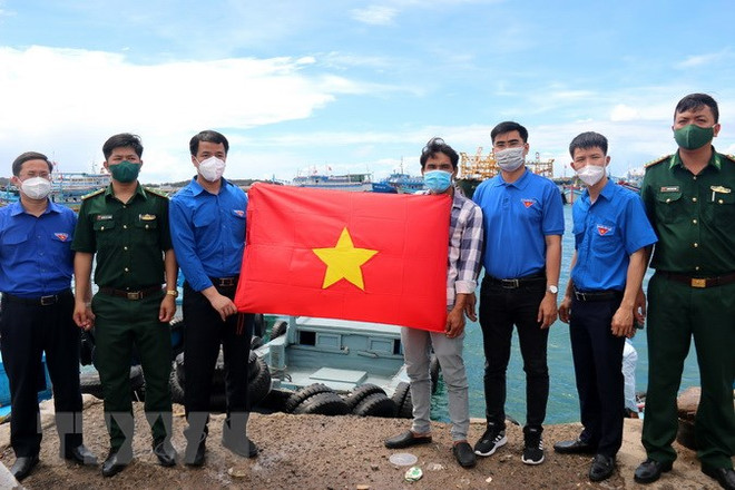 Binh Thuan: remise de drapeaux nationaux aux pêcheurs du district insulaire de Phu Quy ảnh 1