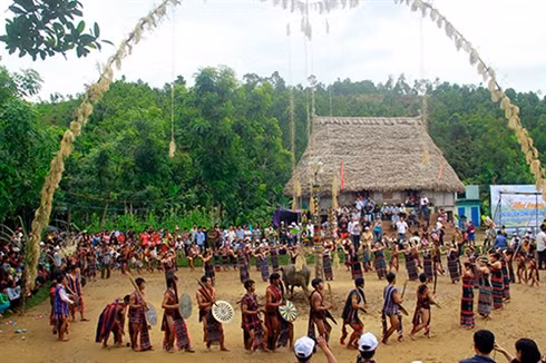 Les Co Tu s’engagent au développement touristique ảnh 1