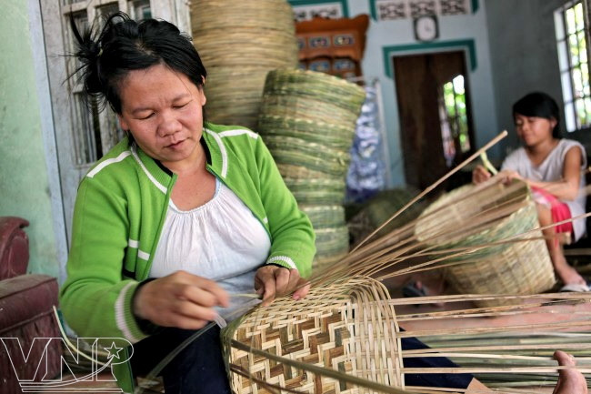 À Long Thành Trung, la vannerie tresse sa tradition ảnh 1