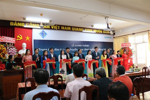 Siemens équipe les universités du Vietnam en matériel de pointe ảnh 1