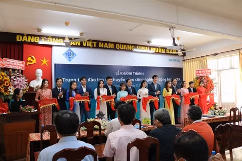 Siemens équipe les universités du Vietnam en matériel de pointe ảnh 1