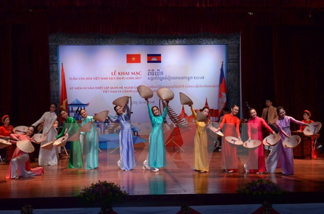 Ouverture de la Semaine de la culture vietnamienne au Cambodge 2017 ảnh 1 Ouverture de la Semaine de la culture vietnamienne au Cambodge 2017 ảnh 1