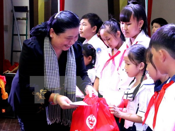 Fête de la mi-automne: remise de cadeaux à des enfants démunis ảnh 1 Fête de la mi-automne: remise de cadeaux à des enfants démunis ảnh 1