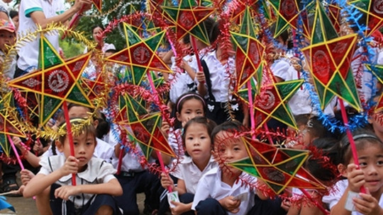 Fête de la mi-automne : 7.000 enfants démunis ont reçu des aides du NFVC ảnh 1 Fête de la mi-automne : 7.000 enfants démunis ont reçu des aides du NFVC ảnh 1