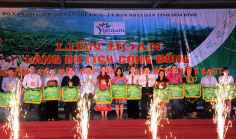 Clôture du Festival des villages du tourisme du Nord-Ouest à Hoa Binh ảnh 1