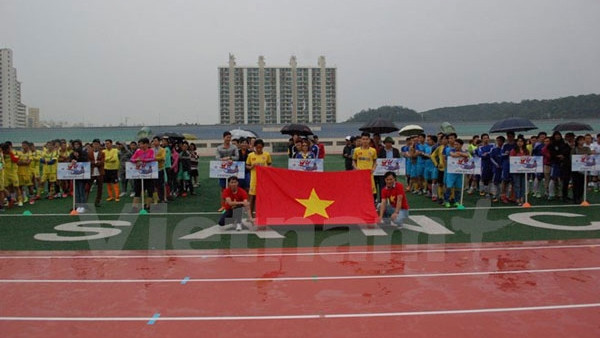 Les Vietnamiens en R. de Corée organisent un tournoi de football en faveur des enfants pauvres ảnh 1 Les Vietnamiens en R. de Corée organisent un tournoi de football en faveur des enfants pauvres ảnh 1