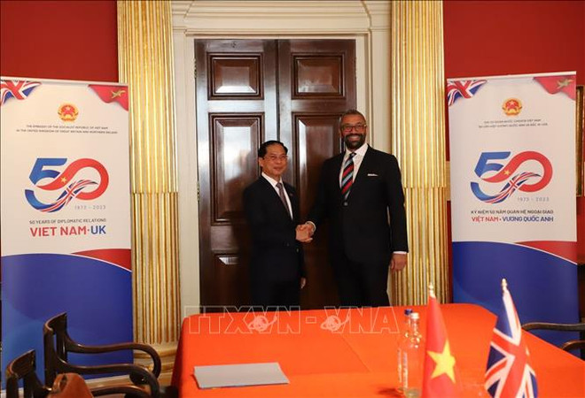 Le ministre des AE Bui Thanh Son rencontre son homologue britannique James Cleverly ảnh 1 Le ministre des AE Bui Thanh Son rencontre son homologue britannique James Cleverly ảnh 1
