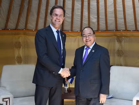 Activités du PM Nguyen Xuan Phuc en marge de l’ASEM 11 ảnh 5