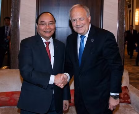 Activités du PM Nguyen Xuan Phuc en marge de l’ASEM 11 ảnh 2