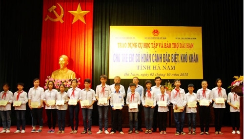 Remise de cadeaux à des enfants en difficulté ảnh 1 Remise de cadeaux à des enfants en difficulté ảnh 1