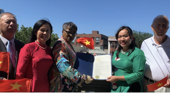 Fête nationale: Drapeau vietnamien hissé à Jersey City (États-Unis) ảnh 1 Fête nationale: Drapeau vietnamien hissé à Jersey City (États-Unis) ảnh 1