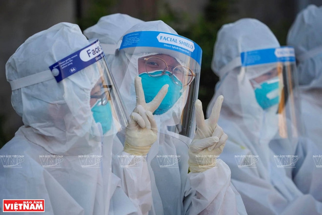 Un clip vidéo fait l'éloge des "anges en blouse blanche" dans la lutte contre le COVID-19 ảnh 1