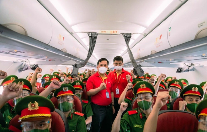 Vietjet Air transporte près de 1.000 policiers pour soutenir la lutte contre le COVID-19 à HCM-Ville ảnh 1 Vietjet Air transporte près de 1.000 policiers pour soutenir la lutte contre le COVID-19 à HCM-Ville ảnh 1